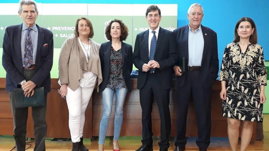 El consejero de Salud, tercero por la derecha, en la presentación del ciclo formativo.