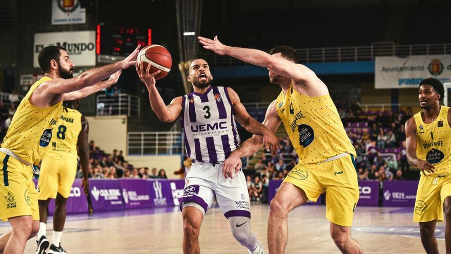 Mike Torres, abriendose paso con la pelota ante el Club Ourense Baloncesto. |  // RUBÉN DE LA FUENTE