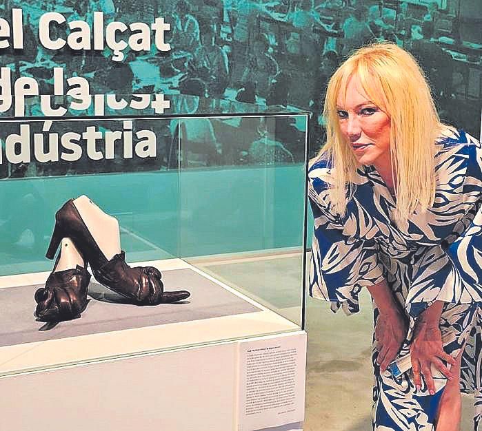 23 Topacio Fresh junto a una de las piezas ms iconicas de la exposicin.jpg