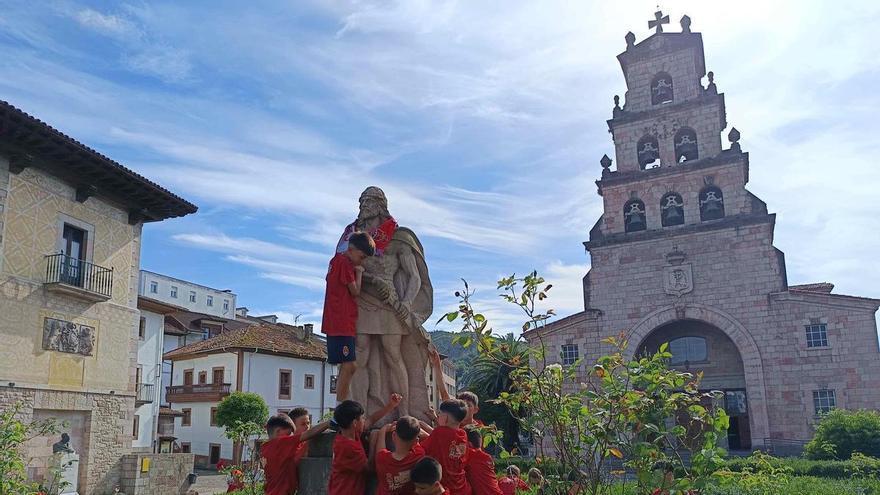 Los alevines del Cánicas AC celebran en Cangas de Onís su ascenso: paseo en tractor, bufandas en la estatua de Don Pelayo y baño en la fuente