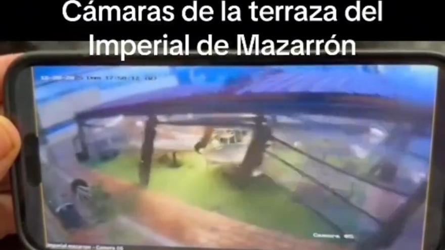 Impactantes imágenes de cómo la tromba marina de Mazarrón levantó por los aires la pérgola de una pizzería