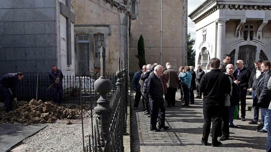 Entierro de José Luis Sánchez Díaz en el cementerio de Ceares.