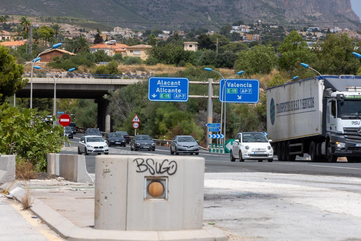 Vehículos transitando por el lugar donde se hallaba el peaje en uno de los accesos a Benidorm desde la AP-7.