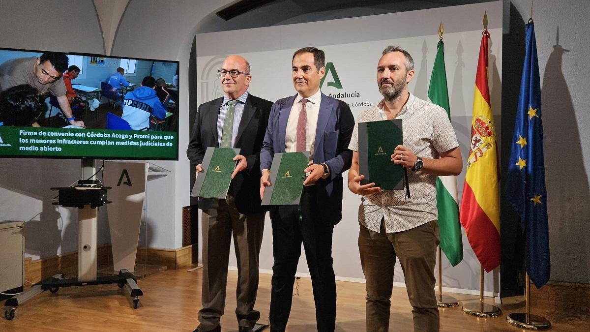 El consejero de Justicia, José Antonio Nieto, junto a los responsables de las asociaciones Promi y Córdoba Acoge.