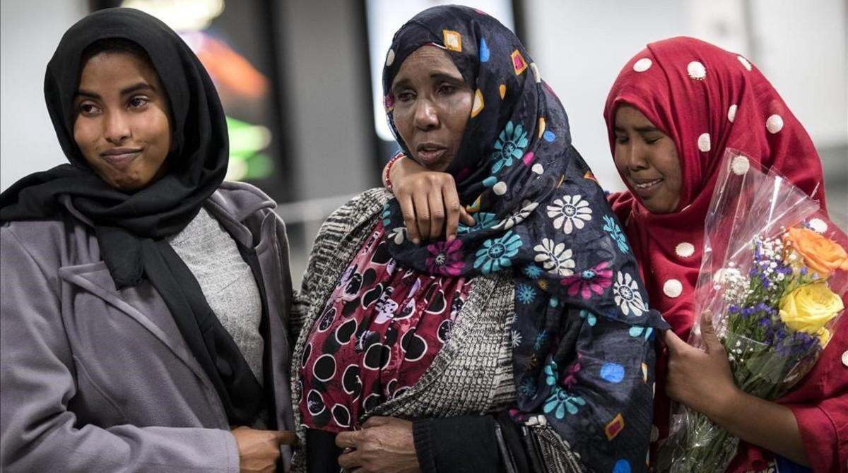 Dos hermanas somalís a las que denegaron el acceso a EEUU tras el veto migratorio de Trump son recibidas por su madre en el aeropuerto de Chantilly, Virginia,