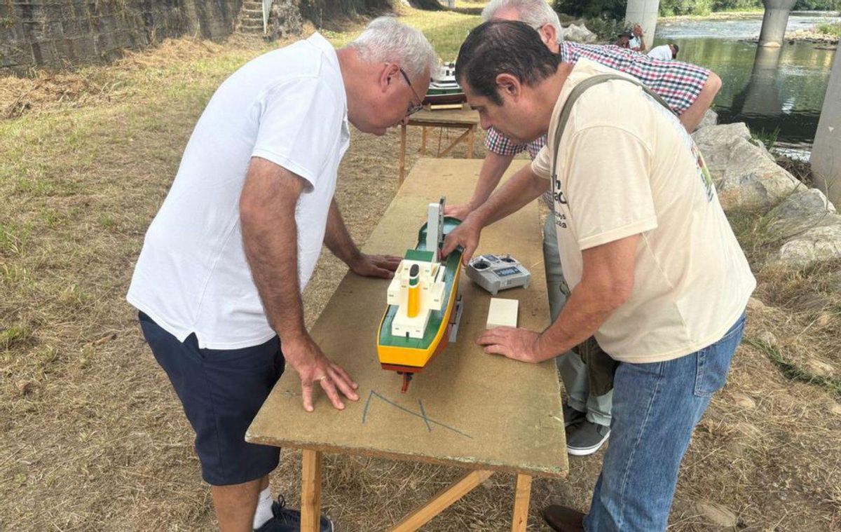 Participantes en el encuentro con una de las embarcaciones. | D. O.