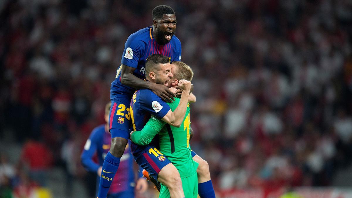 Alba, Umtiti y Cillessen celebran un gol del Barça al Sevilla en la Copa.