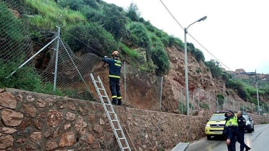 Emergencias retira en Lorca piedras y tierra de dos carreteras