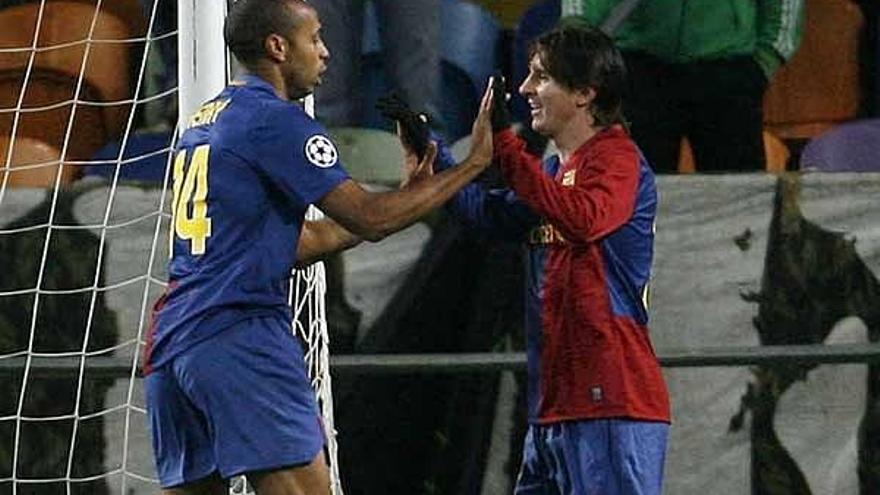 Henry y Messi celebran el primer gol recibido por los portugueses