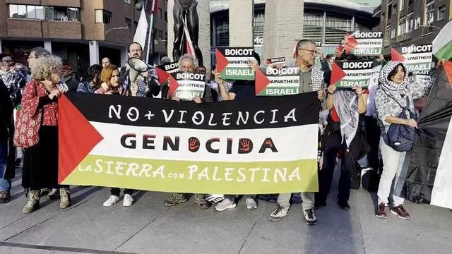 Unas 150 personas protestan contra Israel en la previa del Real Madrid-Hapoel