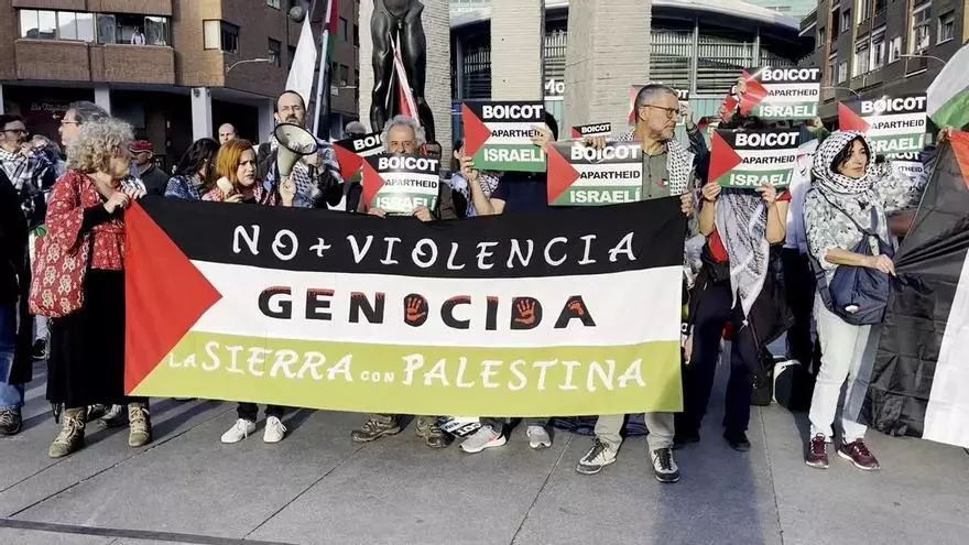 Unas 150 personas protestan contra Israel en la previa del Real Madrid-Hapoel