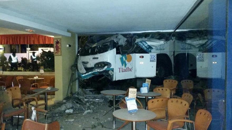Una guagua se empotra contra la cafetería de un hotel en Fuerteventura