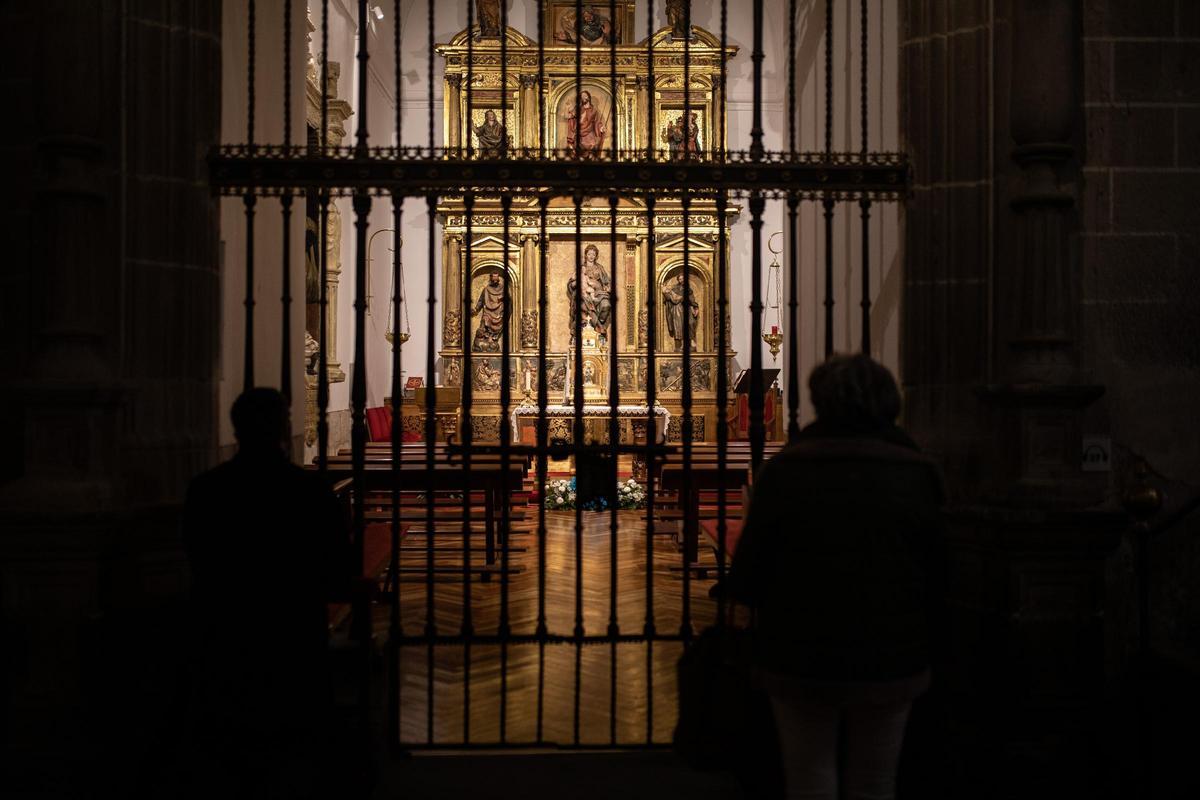 Al fondo la imagen con  la Virgen con el Niño