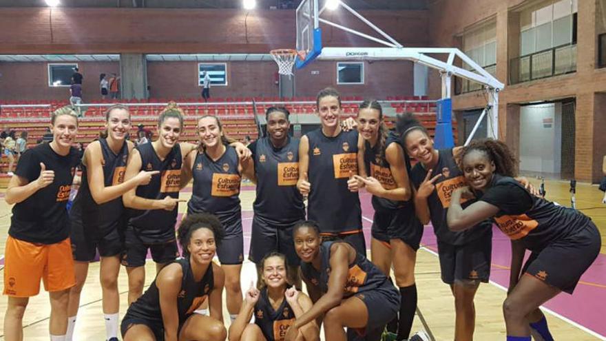 Las jugadoras del Valencia Basket celebran su segunda victoria de la pretemporada.