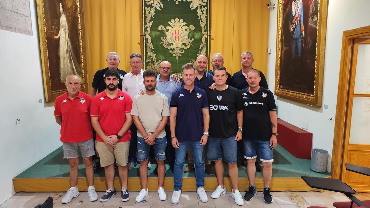 Miembros de la directiva con los responsables técnicos, en la presentación de Paredes.