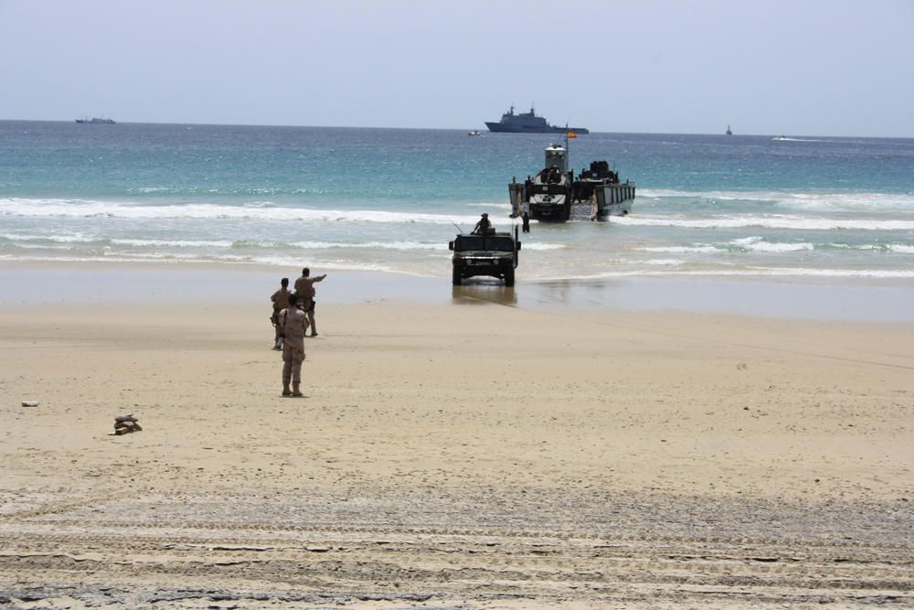 Desembarco con el 'puño ofensivo' de la Armada.