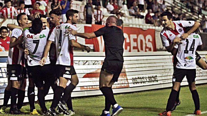 El equipo celebra el tanto de Murci, ayer