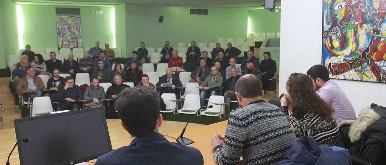 Dirigentes y socios de UD Ourense, durante una de las últimas asambleas del club. // Iñaki Osorio