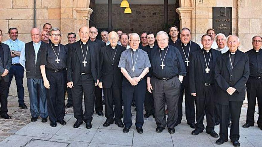 Foto de familia de los obispos y vicarios de la región, realizada frente a la fachada del Seminario.