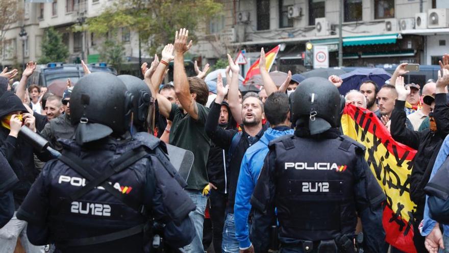 Nueve de Octubre: Tensión en las manifestaciones en el centro de Valencia