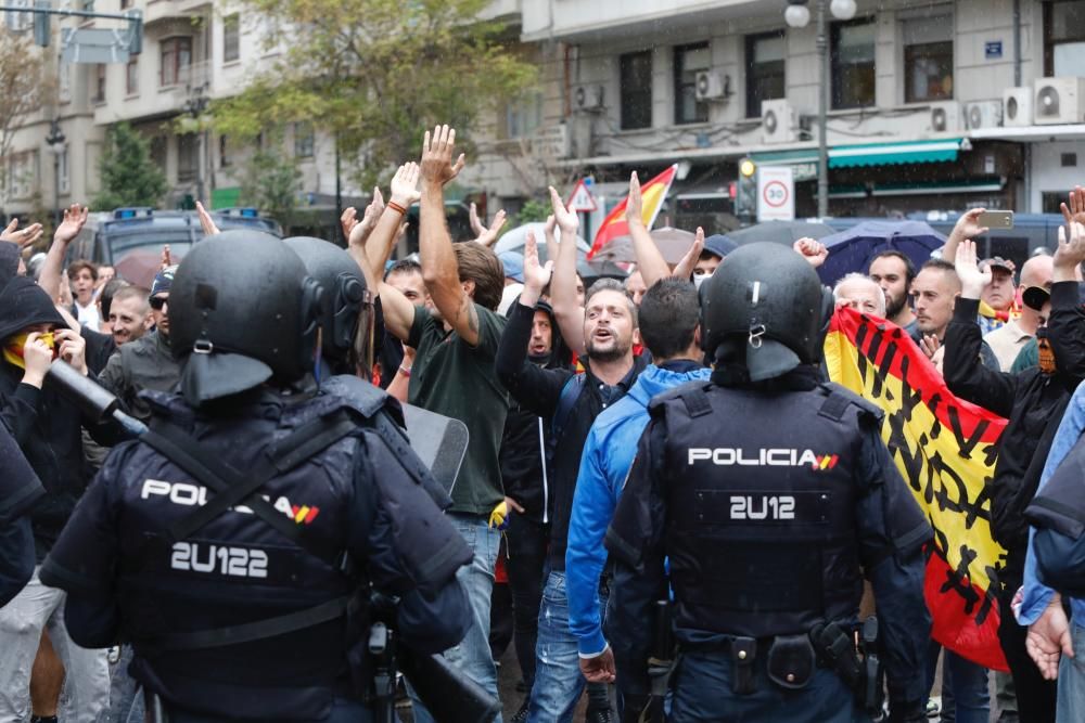 9 d'Octubre: Tensión en las manifestaciones en el centro de València