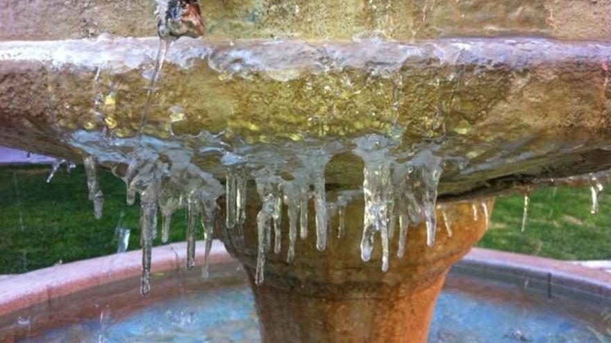 El hielo congeló esta fuente en San Jordi, en Castelló.
