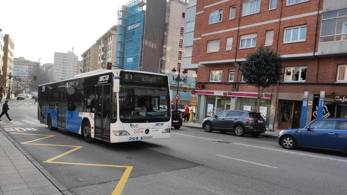 Un autobús urbano en Oviedo.