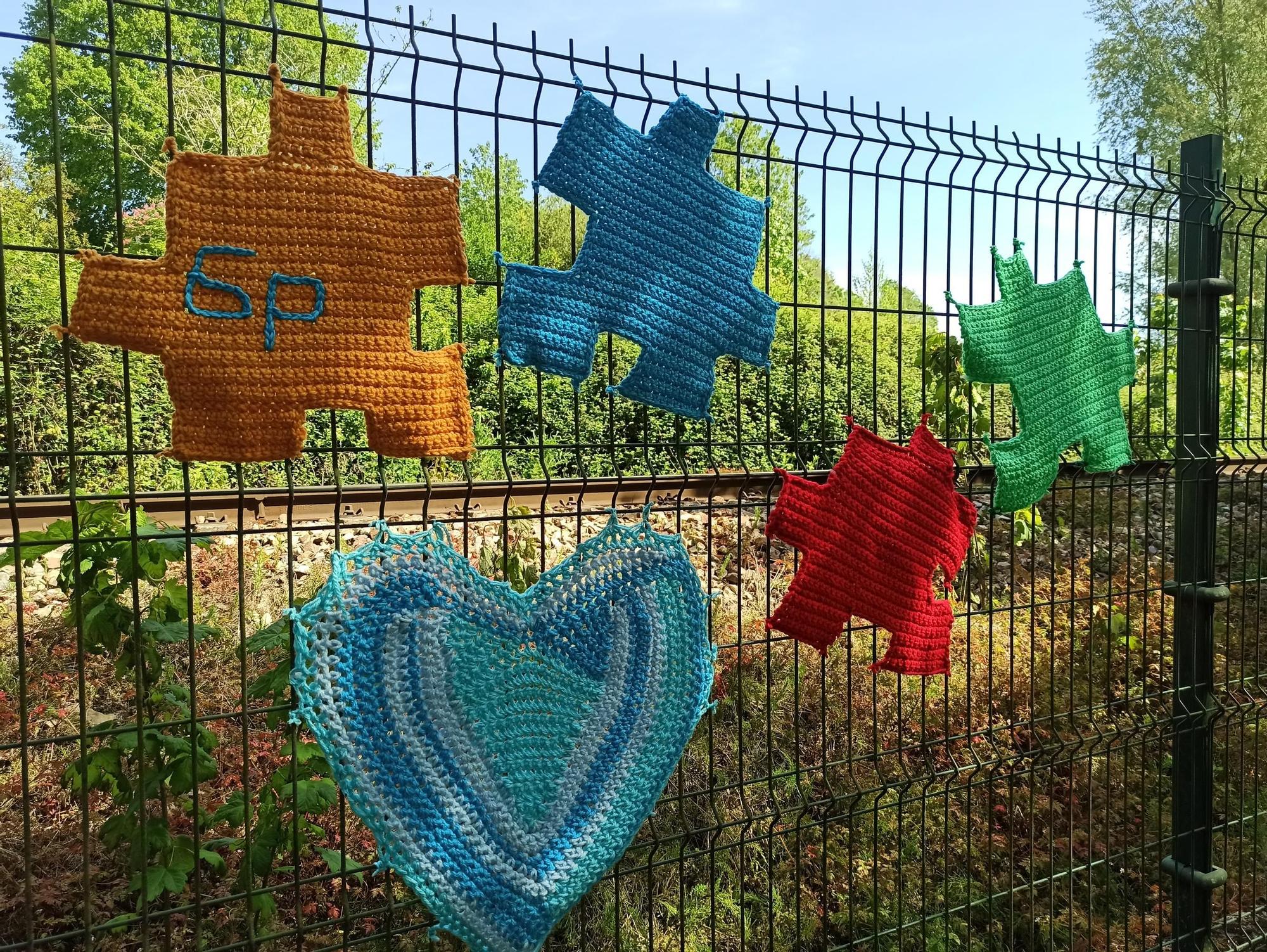 El arte urbano se teje en la Pola, el artista "6p" llena la Senda del Nora de ganchillo: "Si alguien se siente solo, que se sienta más acompañado"