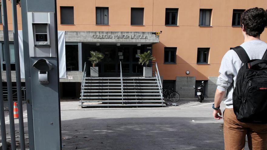 Un universitario frente a un colegio mayor en Madrid.