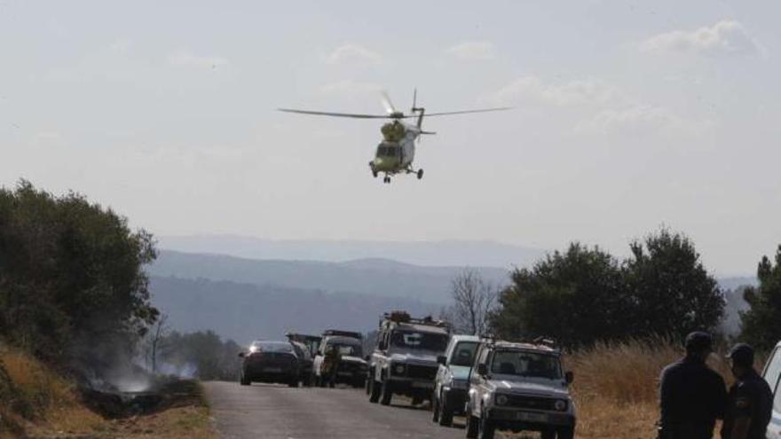 Un helicóptero privatizado de extinción, actuando ayer en un fuego entre Taboadela y Paderne.  // Jesús Regal