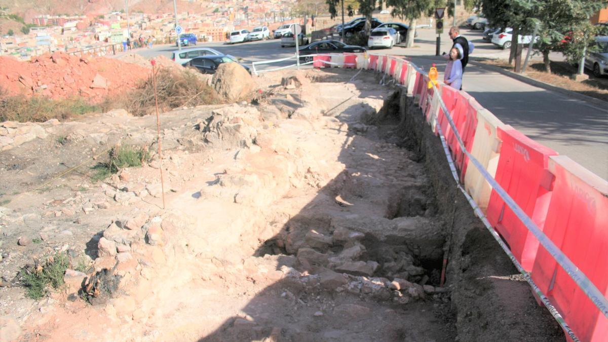 Excavaciones junto a la carretera de circunvalación del Castillo a la altura de la rotonda de Santa María.