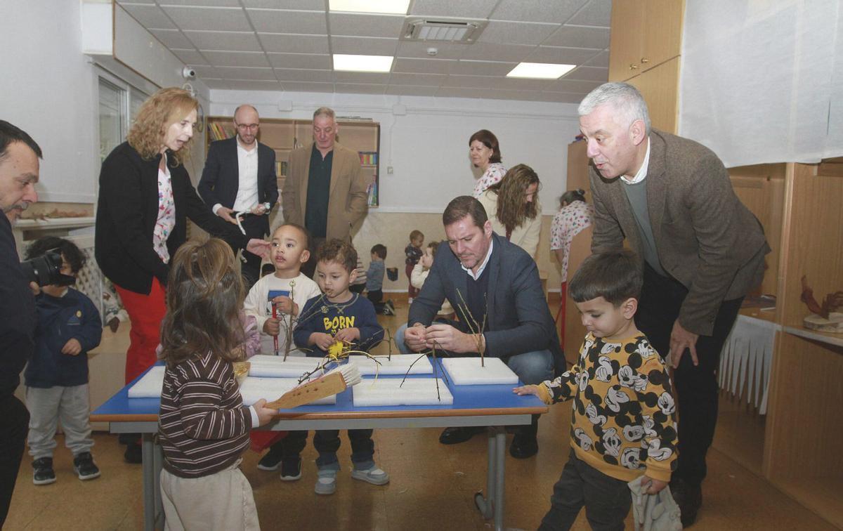 López Campos (centro), e outras autoridades, cos nenos da escola infantil pública Virxe da Covadonga.