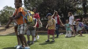 Save the Children inicia sus campamentos de verano para 2200 niños y niñas en riesgo de pobreza y de exclusión social. Las actividades socioeducativas facilitan la conciliación familiar y evitan que los niños y niñas se queden solos en casa.