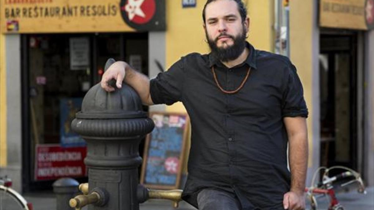 El músico Kel Sangüesa, delante del bar La Barraqueta (Tordera, 28), en la plaza del Raspall.