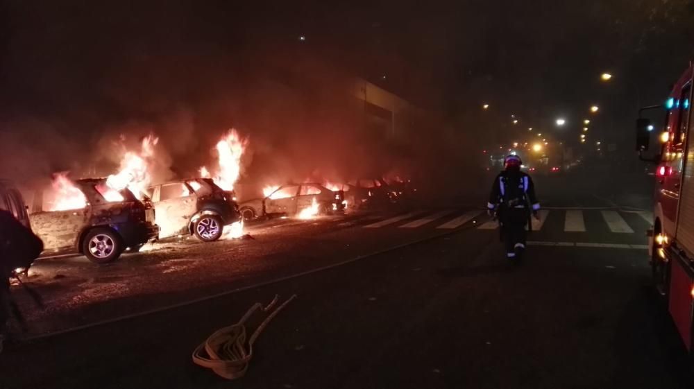 Un fuego calcina 26 coches en Jinámar