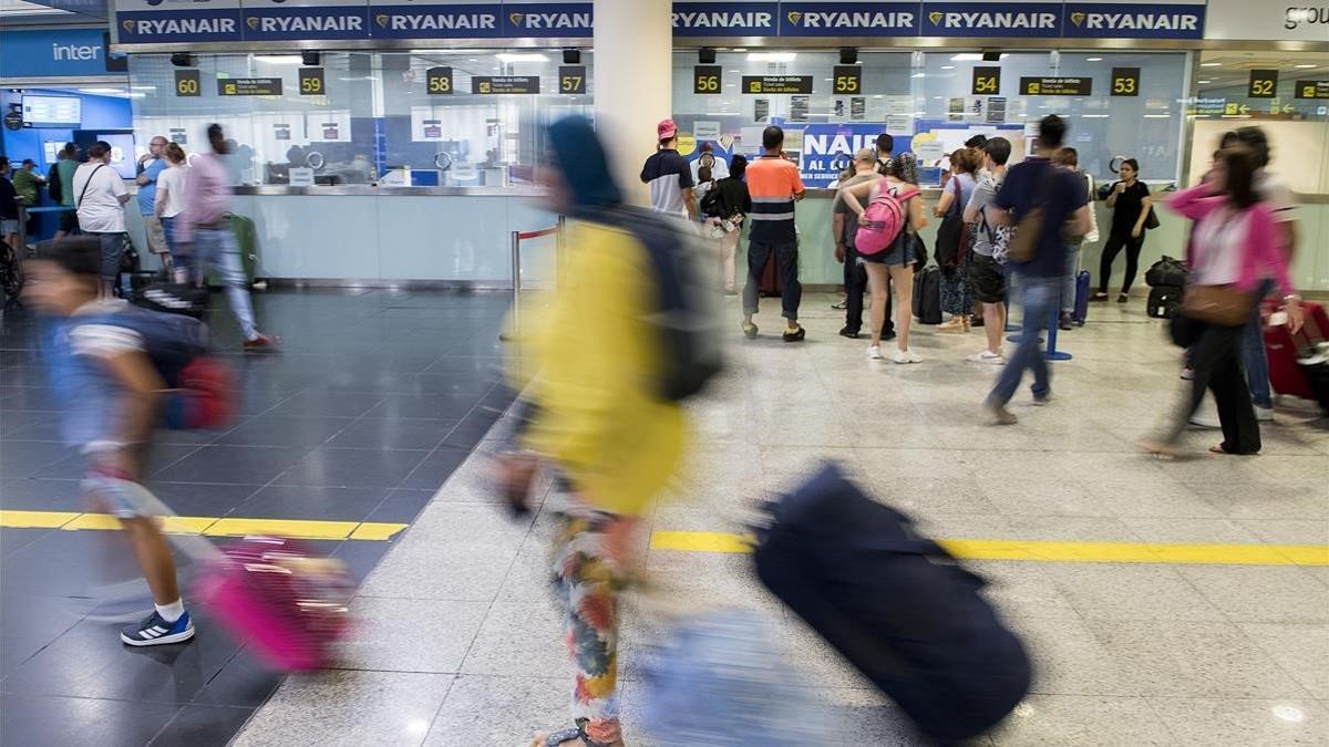 Pasajeros de Ryanair, en el aeropuerto de El Prat.