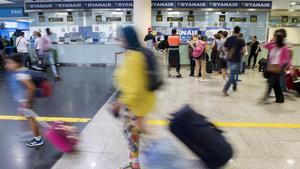 zentauroepp44611799 barcelona   10 08 2018   barcelona   pasajeros en los mostra181101132236