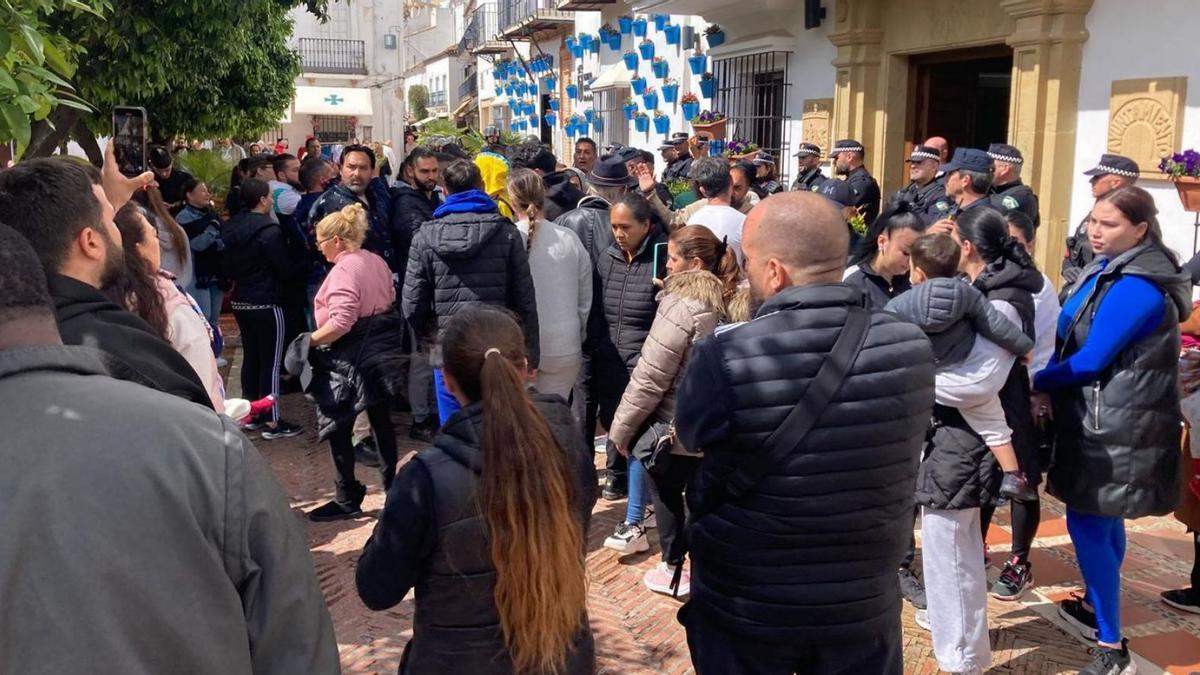Vecinos de Las Albarizas, ayer, durante su protesta ante la entrada principal del Ayuntamiento.