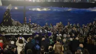 La procesión del Viernes Santo en Gijón, pasada por agua