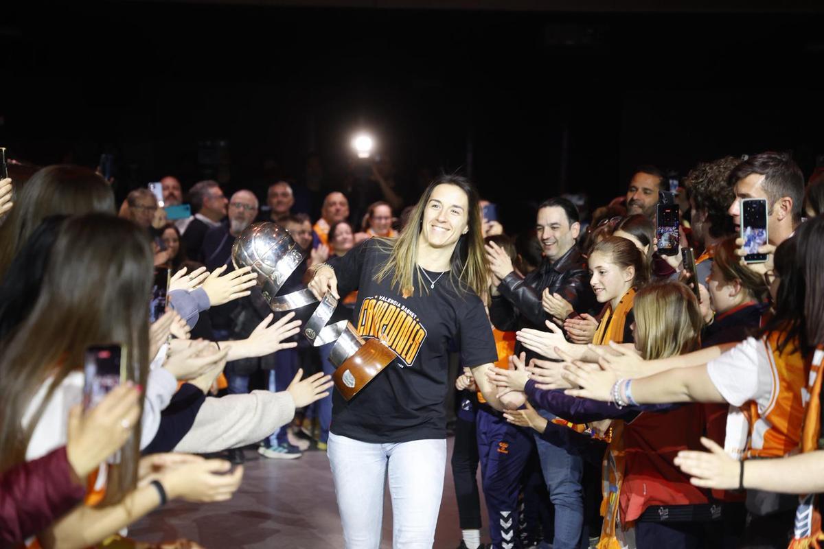El Valencia festeja con su afición la Copa de la Reina en un Roig Arena entregado con Juan Roig El Valencia festeja con su afición la Copa de la Reina en un Roig Arena entregado con Juan Roig
