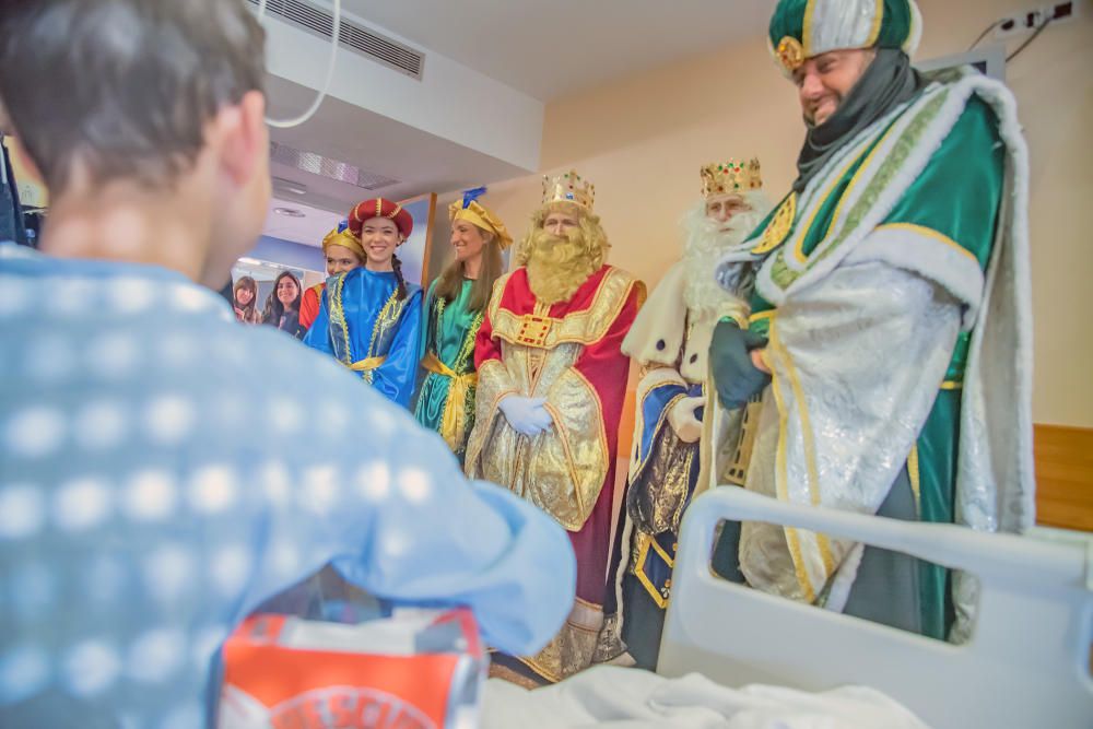 Visita de los Reyes Magos al Hospital Vega Baja