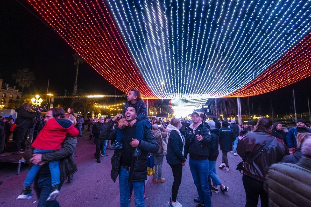 Barcelona 28/11/2025 Nadal al Port Encendido de la iluminación de navidad en el puerto de Barcelona Fotografía de Ferran Nadeu
