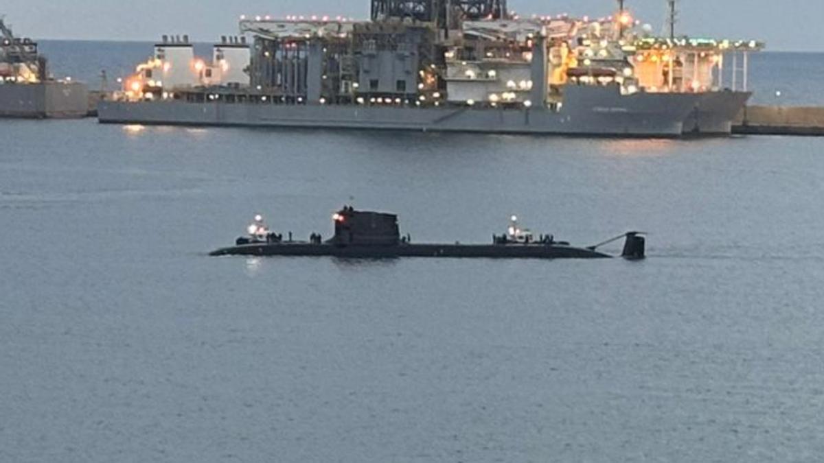El submarino S-81 'Isaac Peral' deslumbra a su llegada al Puerto de Las Palmas