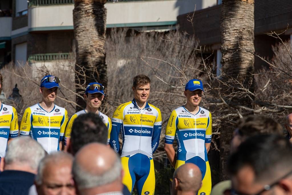 Vuelta Ciclista a Murcia: imágenes de la salida en Jumilla