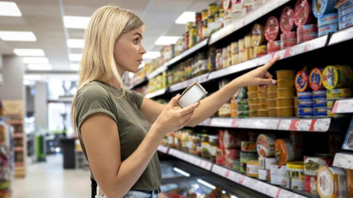 Una clienta comprueba el precio de las verduras en un supermercado