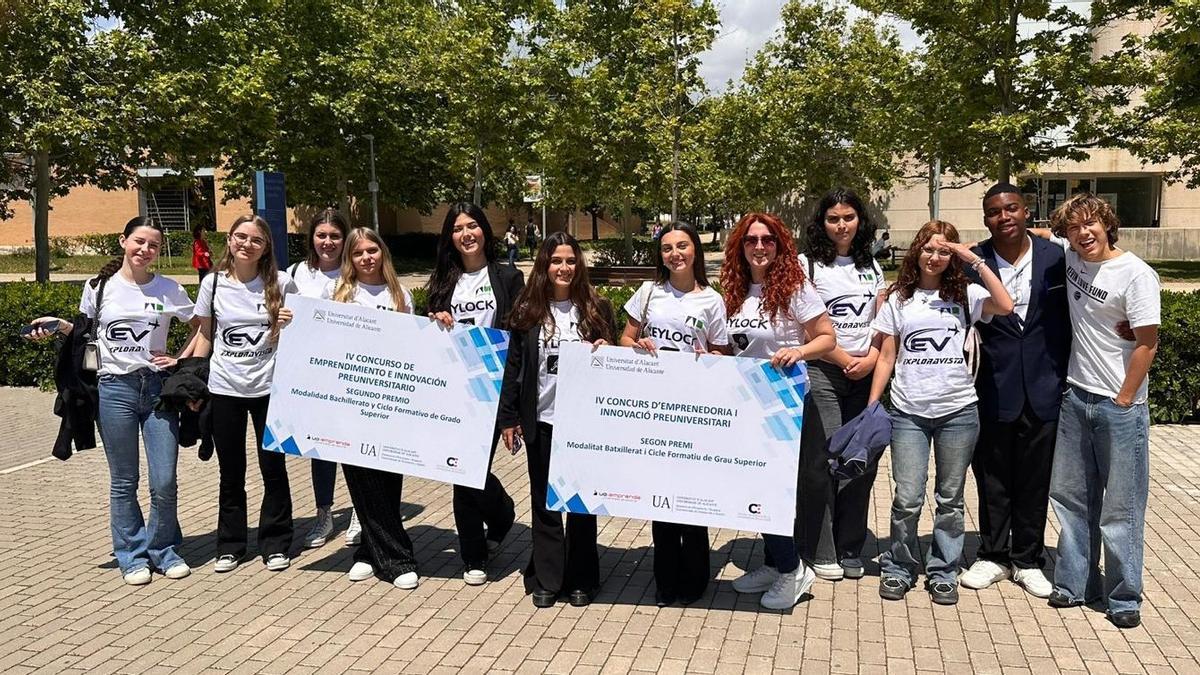 Las alumnas y alumnos de la asignatura de gestión de proyectos de emprendimiento, en el campus de la Universitat d'Alacant