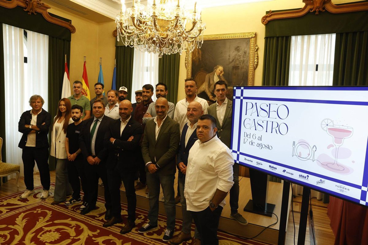 Participantes y organizadores del Paseo Gastro, este jueves, en el Ayuntamiento.