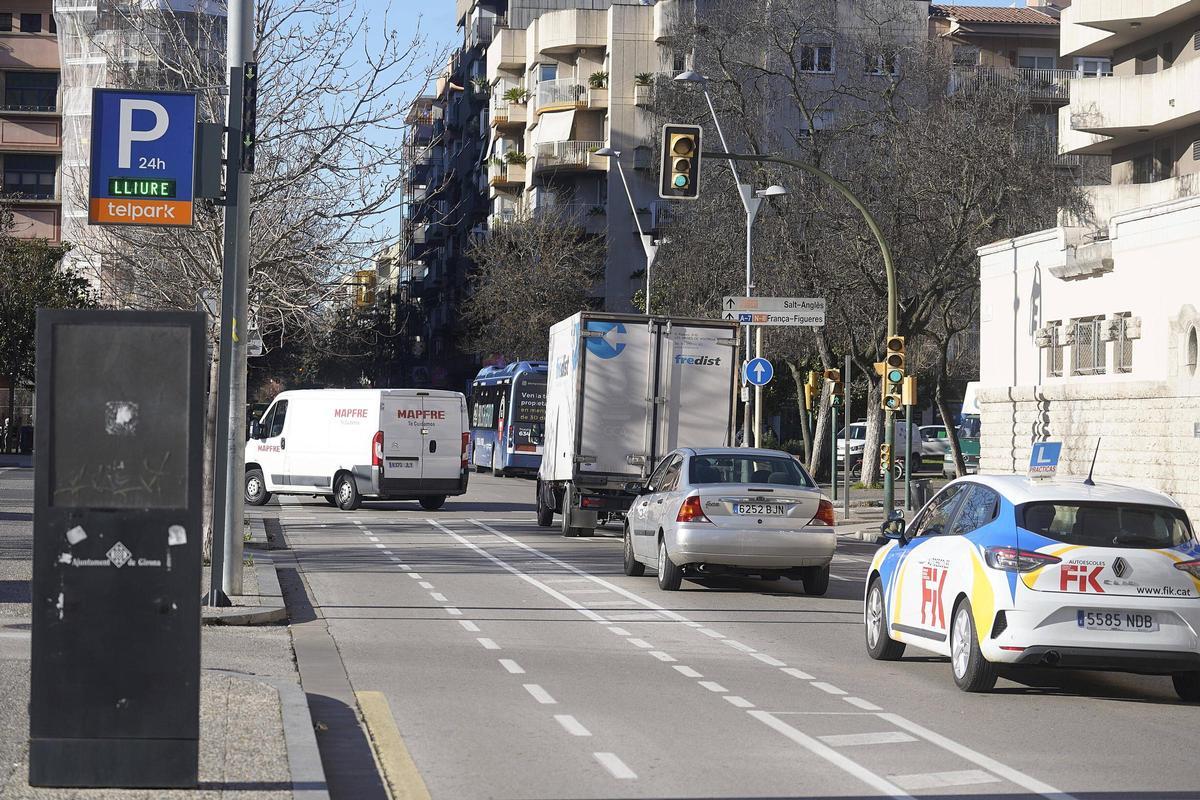 Vehicles circulant pel carrer de Santa Eugènia, una de les vies analitzades.