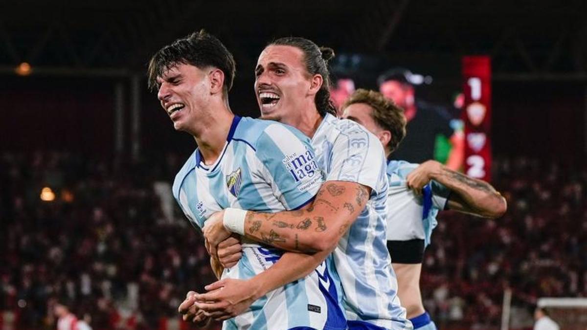 Izan Merino fue uno de los más emocionados en la celebración del ascenso del Málaga CF.