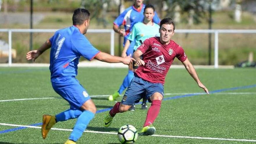 Una jugada del partido de ayer en A Xunqueira. // G. Santos